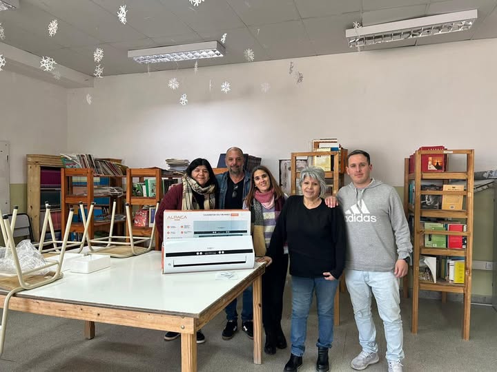 Puede ser una imagen de 5 personas, juguete para niños, mesa y texto
